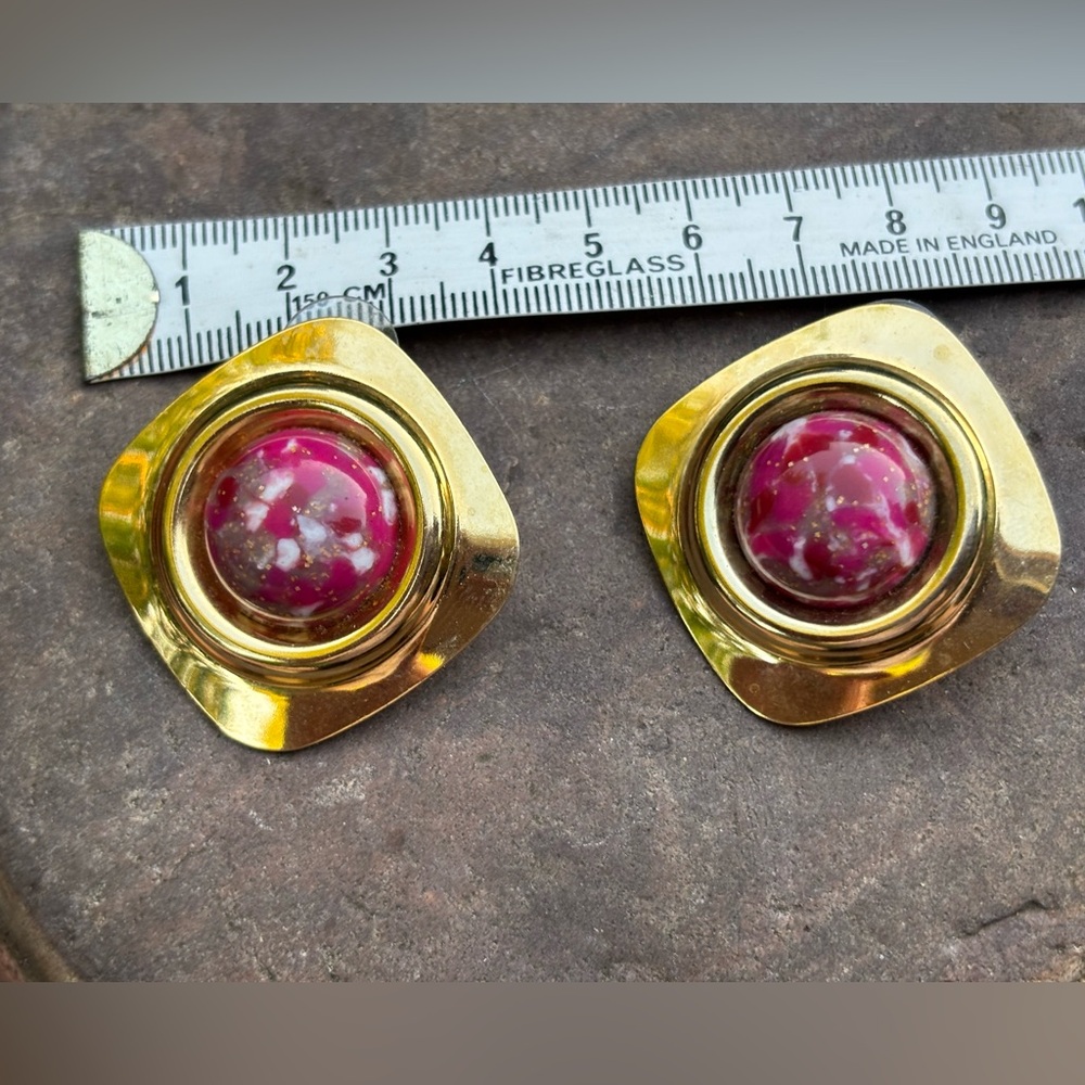 Vintage Gold and Pink Stud Earrings, 1980s Marbled Pink Purple Confetti Lucite